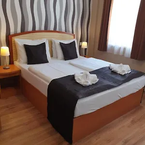 Hotel Six, Budapeste